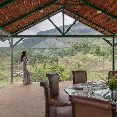 Stayvista'S Ficus Farms - Mountain-View Haven With Rustic Artsy Interiors, Outdoor Pool, Glasshouse, Home Theatre & Karaoke Delight Igatpuri Eksteriør billede