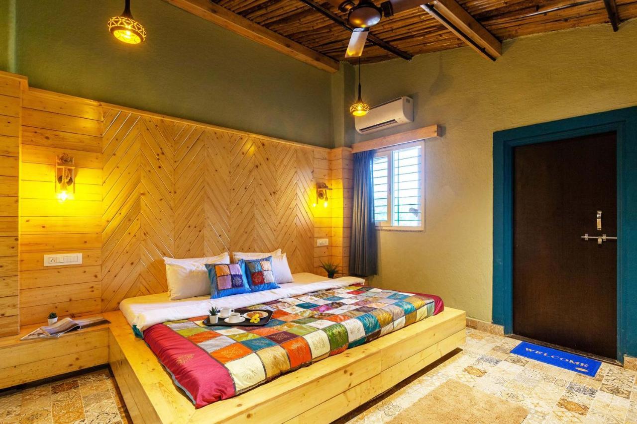 Stayvista'S Ficus Farms - Mountain-View Haven With Rustic Artsy Interiors, Outdoor Pool, Glasshouse, Home Theatre & Karaoke Delight Igatpuri Eksteriør billede