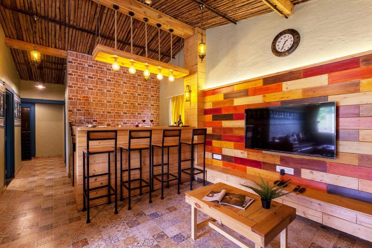 Stayvista'S Ficus Farms - Mountain-View Haven With Rustic Artsy Interiors, Outdoor Pool, Glasshouse, Home Theatre & Karaoke Delight Igatpuri Eksteriør billede