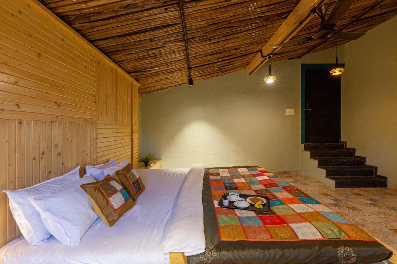 Stayvista'S Ficus Farms - Mountain-View Haven With Rustic Artsy Interiors, Outdoor Pool, Glasshouse, Home Theatre & Karaoke Delight Igatpuri Eksteriør billede