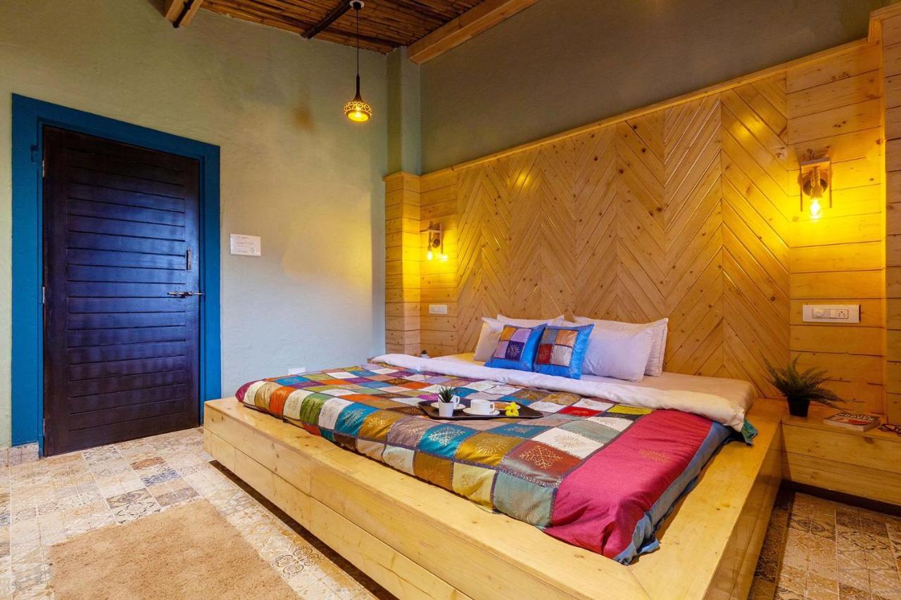 Stayvista'S Ficus Farms - Mountain-View Haven With Rustic Artsy Interiors, Outdoor Pool, Glasshouse, Home Theatre & Karaoke Delight Igatpuri Eksteriør billede