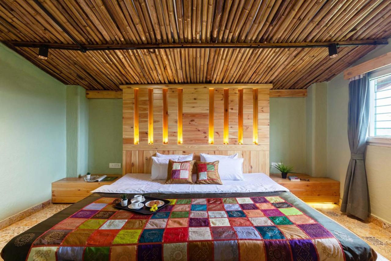 Stayvista'S Ficus Farms - Mountain-View Haven With Rustic Artsy Interiors, Outdoor Pool, Glasshouse, Home Theatre & Karaoke Delight Igatpuri Eksteriør billede